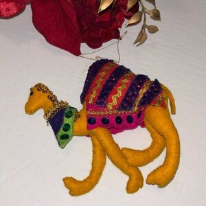 LEE WARDS FELT CAMEL REPLACEMENT ORNAMENT 1972 Felt sequin camel leewards